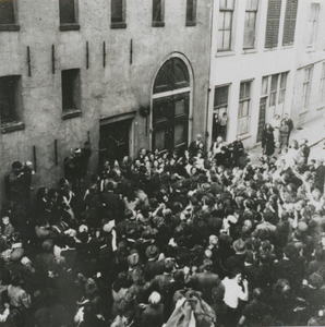 876799 Afbeelding van een grote groep juichende mensen voor het klooster Genazzano van de Zusters Augustinessen van ...